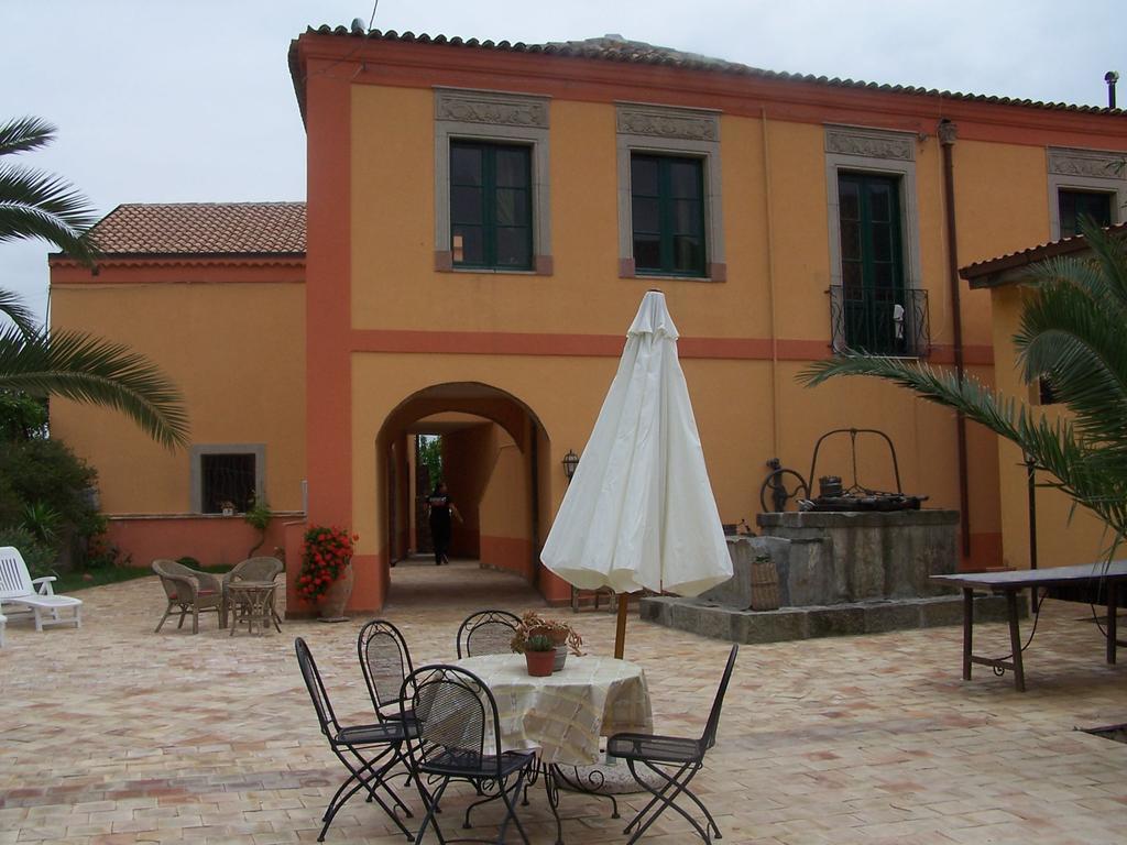 Casale Romano Resort E Relais Motta Camastra Bagian luar foto